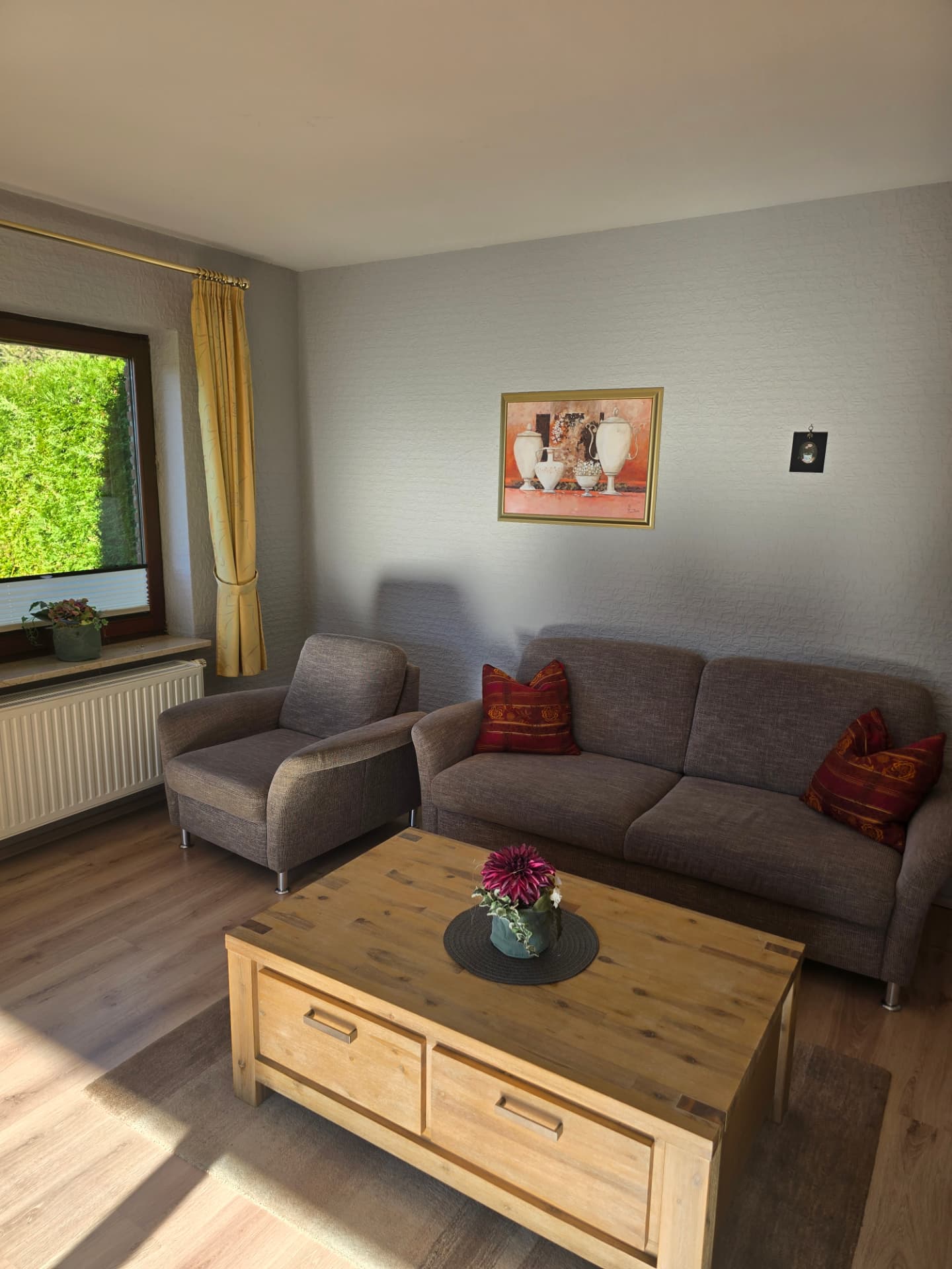 Sitzecke mit Sofa, Sessel und Holztisch im See Möwe Haus
