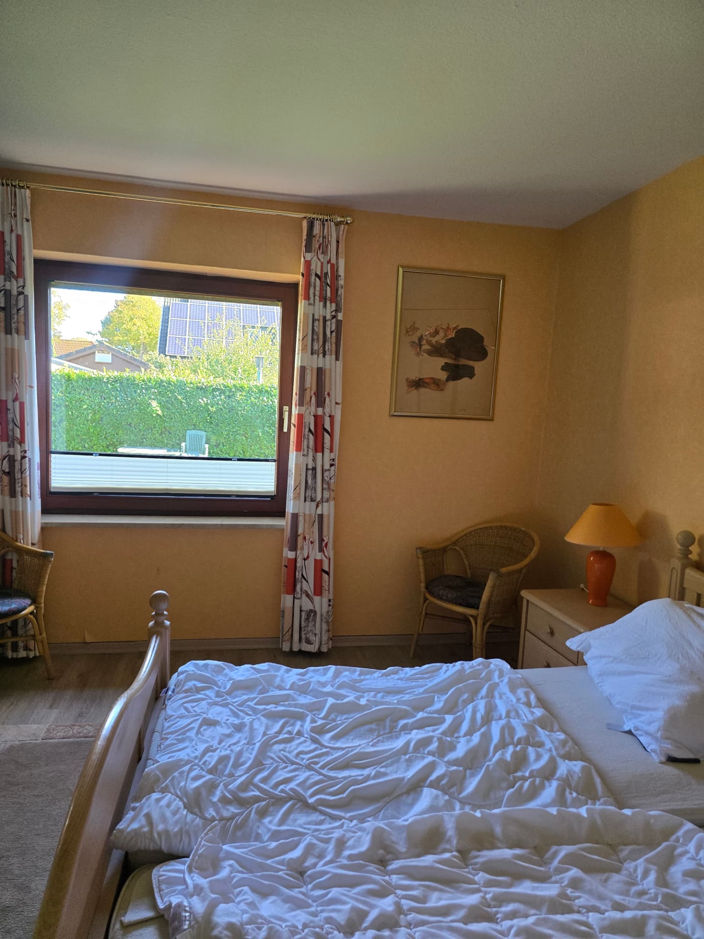 Schlafzimmer mit Fensterblick in den Garten