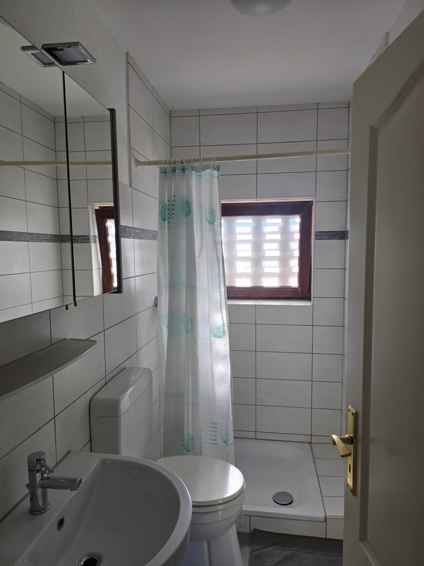 Duschbad mit Waschbecken, WC und Dusche im See Möwe Haus