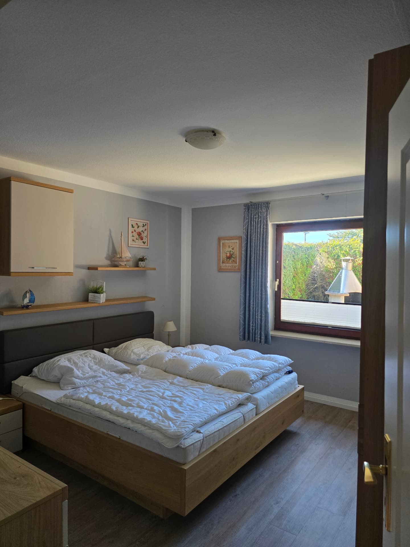 Zweites Schlafzimmer mit Fenster zum Garten und Grill