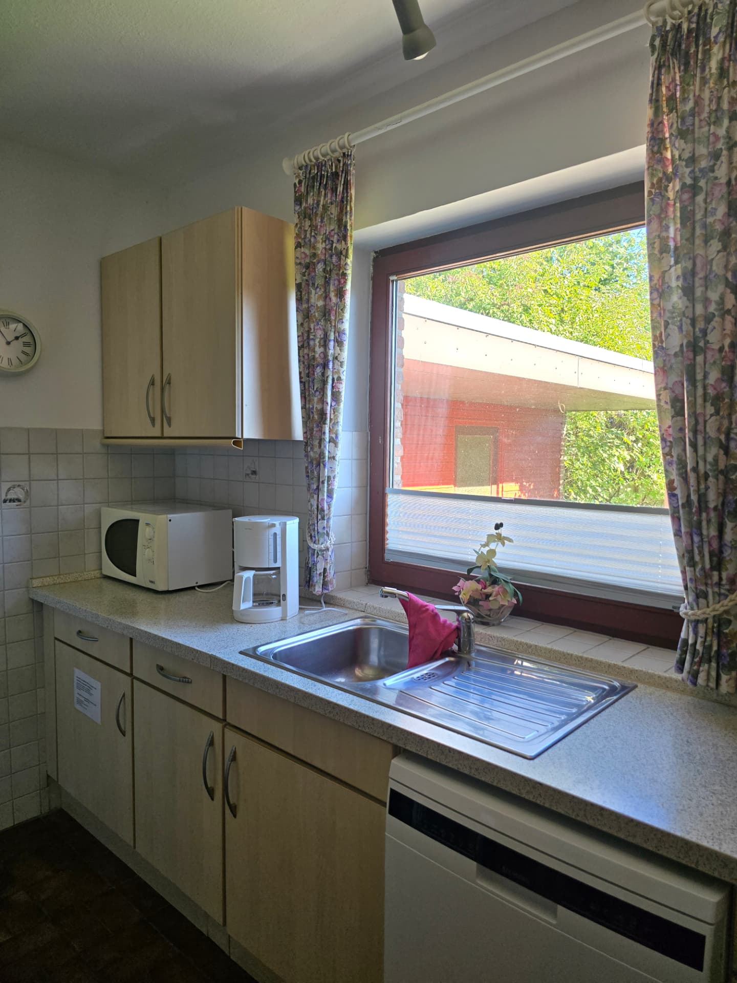 Küche mit Spüle, Mikrowelle und Kaffeemaschine im See Möwe Haus