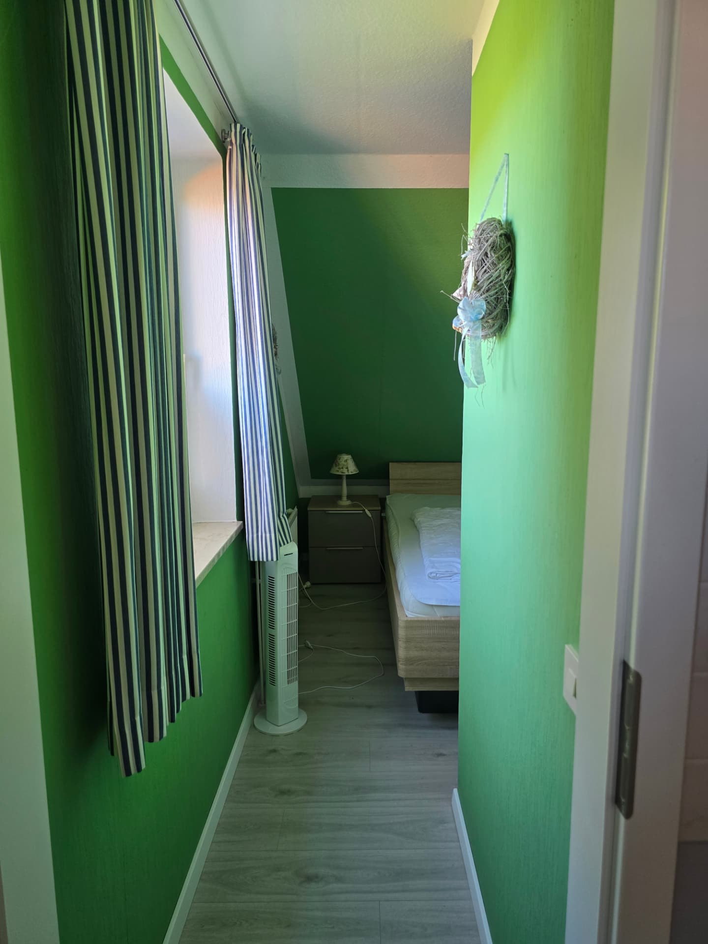 Küchenzeile mit Spüle, Kühlschrank und blauen Oberschränken in der Muscheln Wohnung