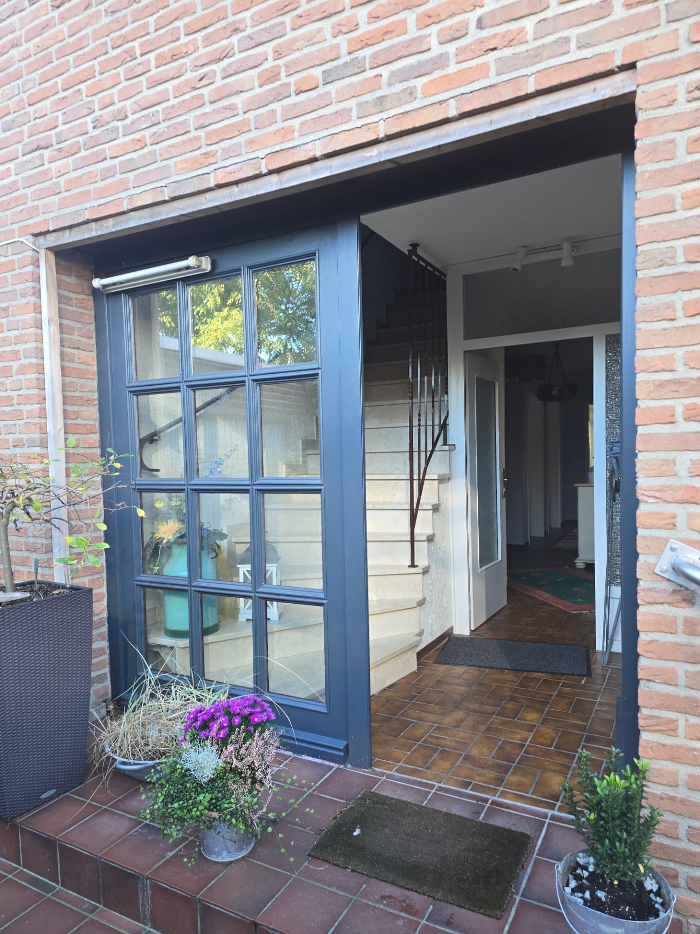 Geöffnete blaue Eingangstür des Ferienhauses