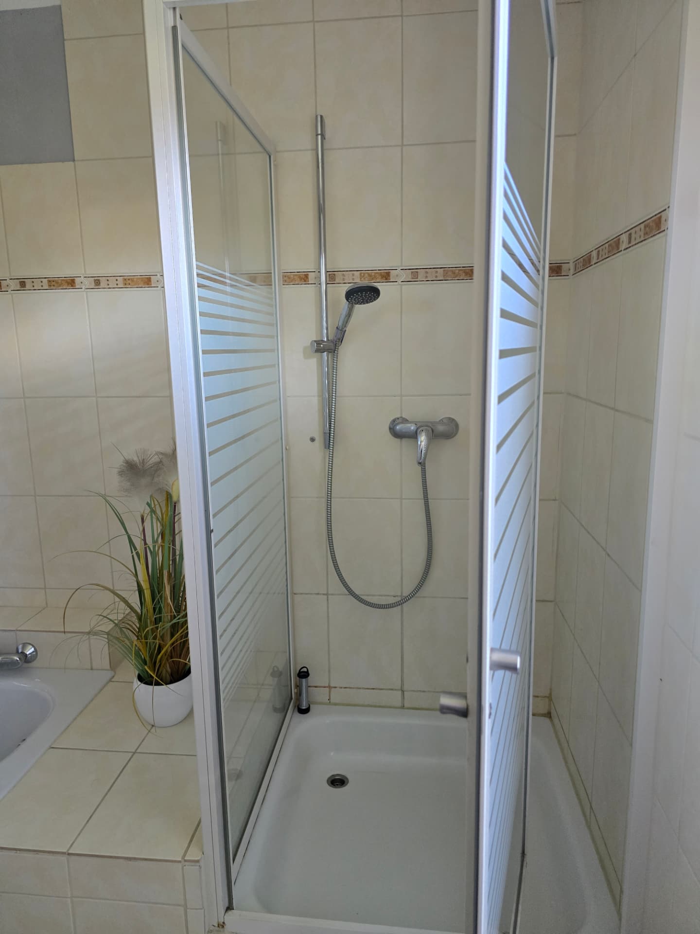Gläserne Duschkabine im Badezimmer des See Möwe Hauses