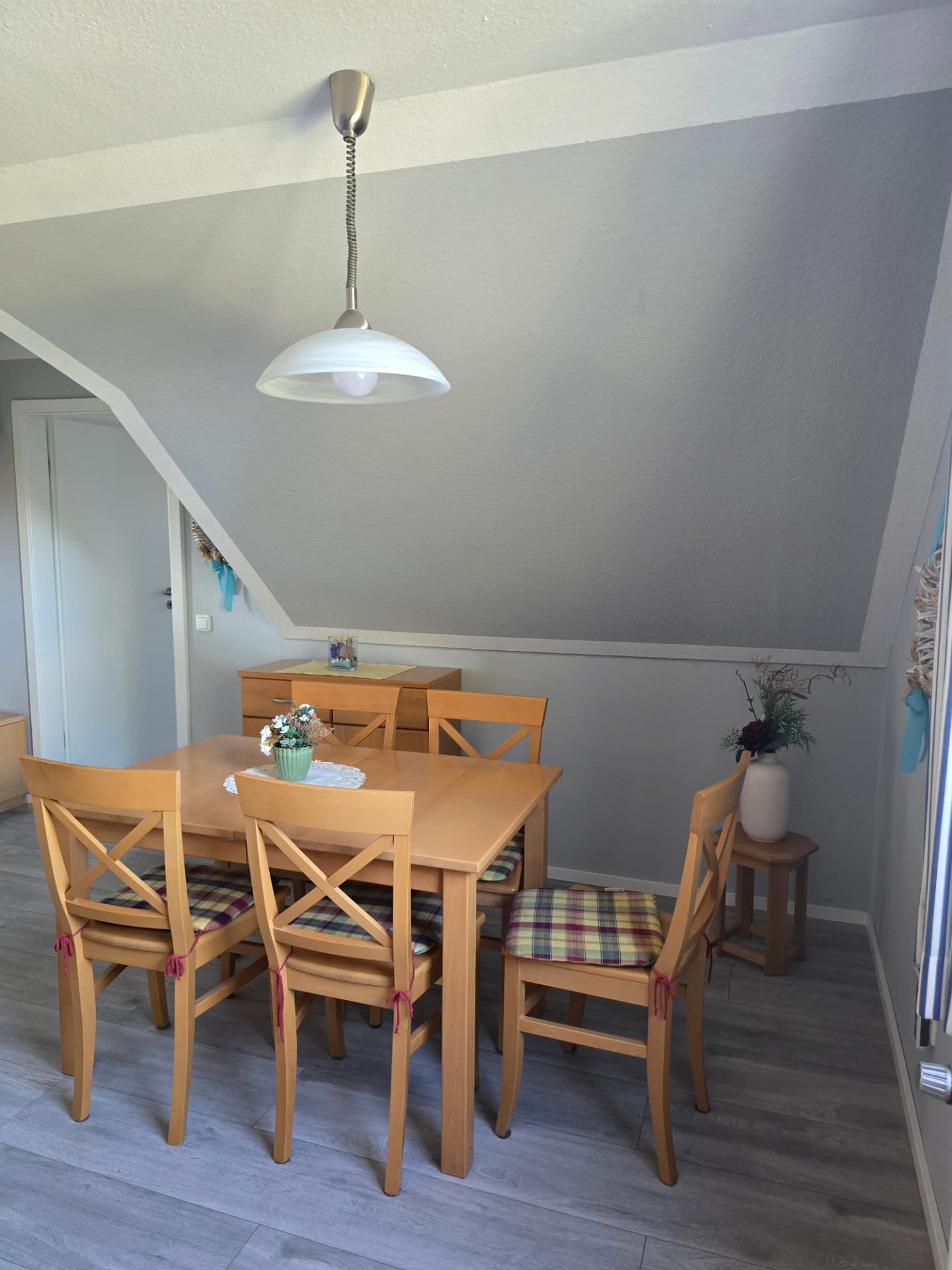 Esstisch mit sechs Stühlen unter der Dachschräge in der Muscheln Wohnung