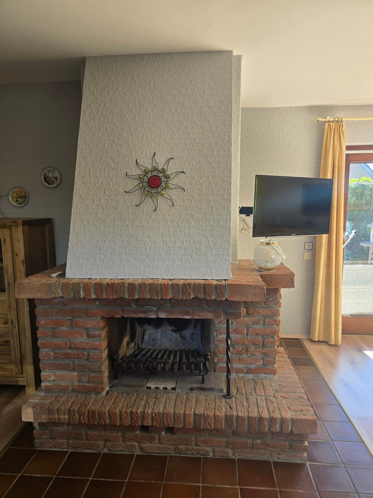 Gemauerter offener Kamin im Wohnbereich des See Möwe Hauses