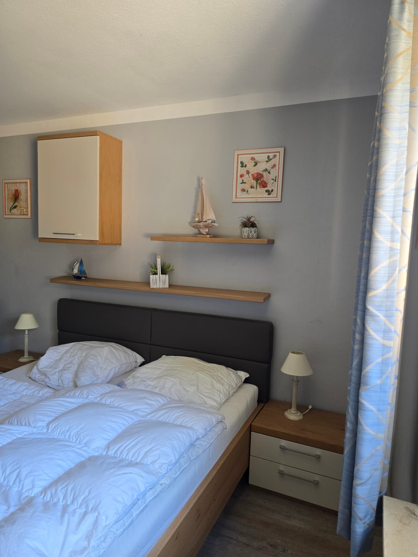 Zweites Schlafzimmer mit Doppelbett und Wandregalen